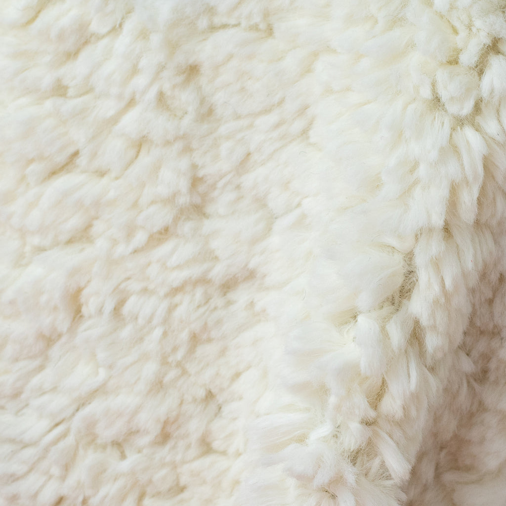 LONG CURLY IN NATURAL WHITE - 84 - Faux fur